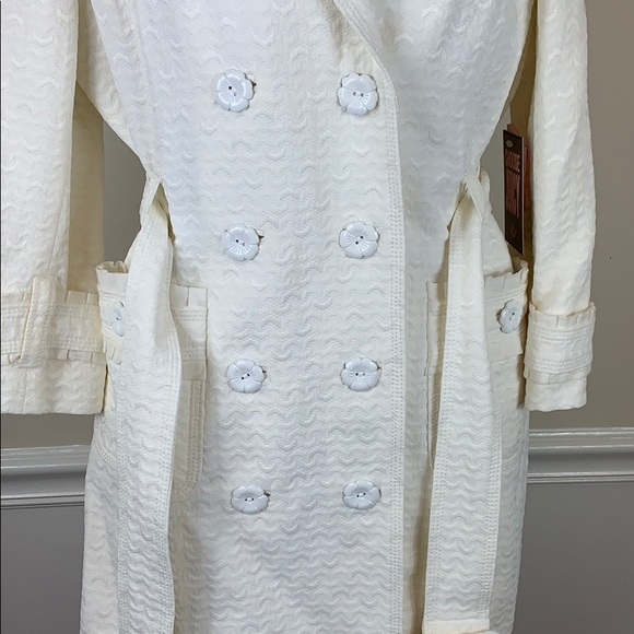 💃🏽Sold💃🏽 White Trench Coat sz L - Picture 4 of 8